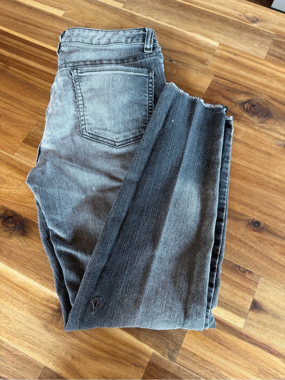 Volcom Washed Gray Cropped Skinny Jeans

💥3/$20💥 Bundle!